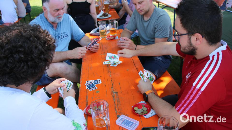 Von Früh bis in die Nacht wird Schafkopf und Watten gespielt. Bild: sne