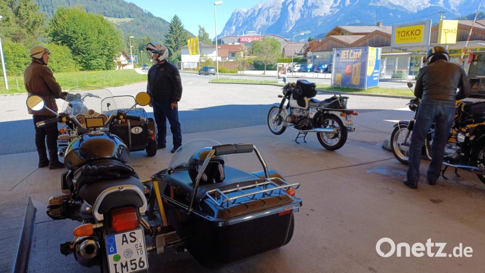 1978 hielten einige junge BMW-Motorradfreunde aus Hirschau und Schnaittenbach ihr erstes, noch privates Motorradtreffen, ab. Zum 45-Jährigen ging es auf in die Berge. Beim Tankstopp v. l.: Bernhard Graf, Werner Hofmann und Michael Riß. Bild: u