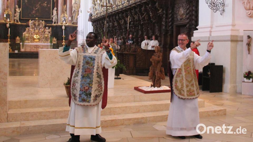 Im Patroziniums-Gottesdienst mit Verabschiedung von Pfarrvikar Dr. Timon Odeny (links) forderte Stadtpfarrer Dr. Thomas Vogl den Geistlichen aus Kenia zu einem Tanz auf. Und so war eine gemeinsame Tanzeinlage beider Priester zu afrikanischer Musik zu sehen – und auch die versammelten Gläubigen machten mit. Bild: Monika Demmer/exb