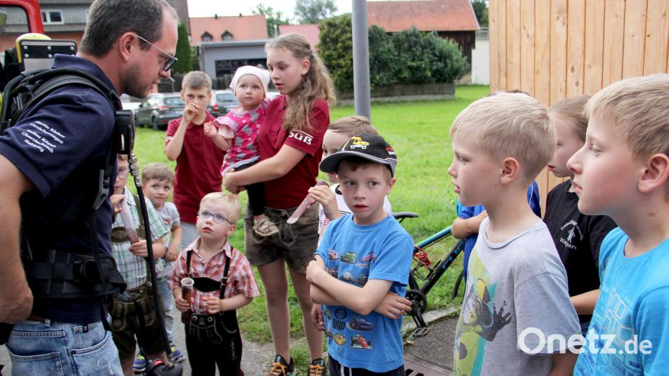 Jugendwart Dominik Schießlbauer hat aufmerksame Zuhörer, als er die Ausrüstung der Feuerwehr erklärt. Bild: Josef Böhm/exb