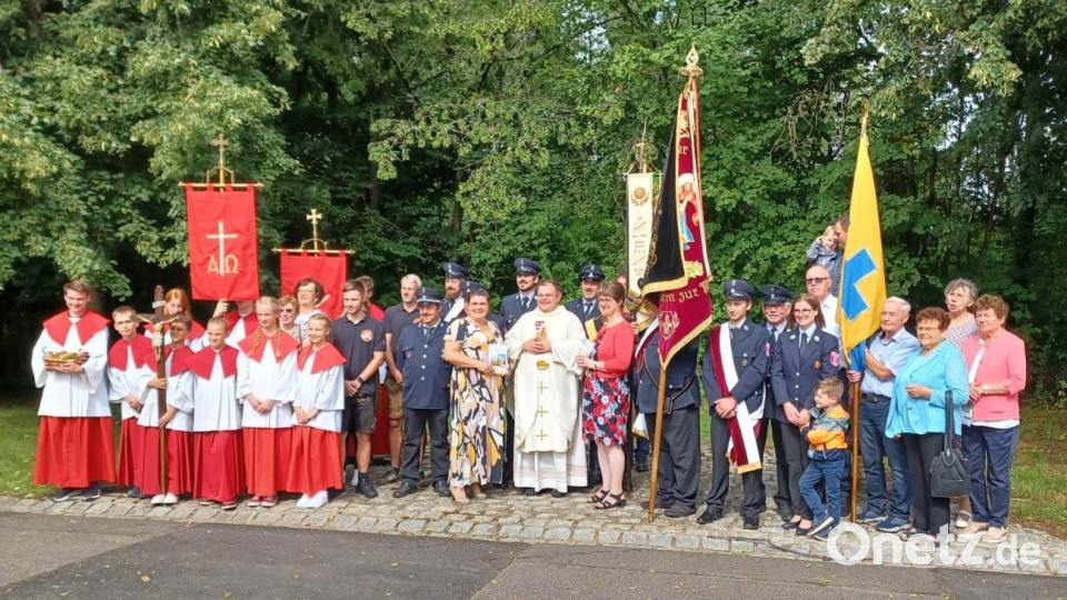 Bei der Verabschiedung von Kaplan Daniel Schmid in Steinmühle waren auch die Vereine mit Fahnenabordnungen präsent. Bild: Seelsorgerat Steinmühle/exb