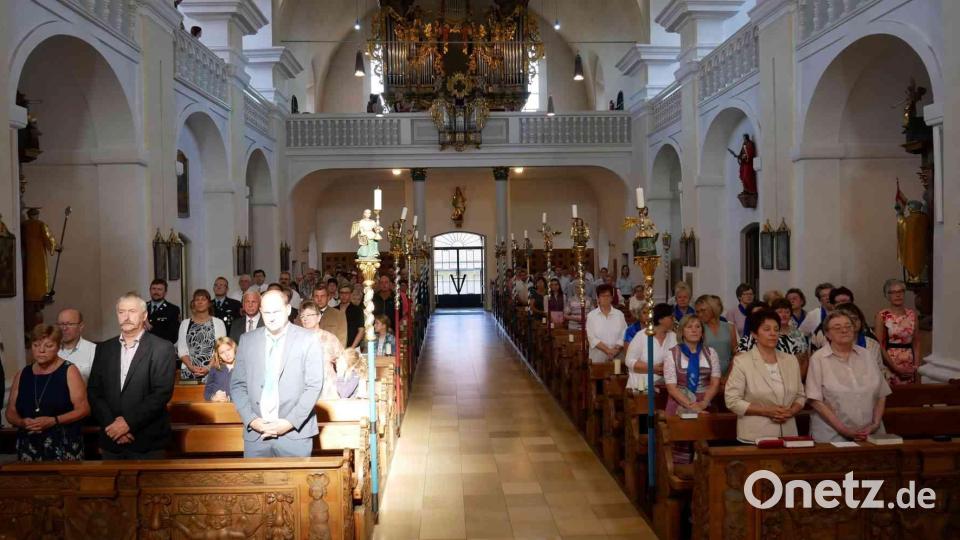 Die Gemeinderäte um zweiten Bürgermeister Thomas Kleber und dritten Bürgermeister Bernd Reil besetzen mit den Vertretern der kirchlichen Organisationen und fahnenführenden Vereinen die vorderen Plätze. Bild: gz