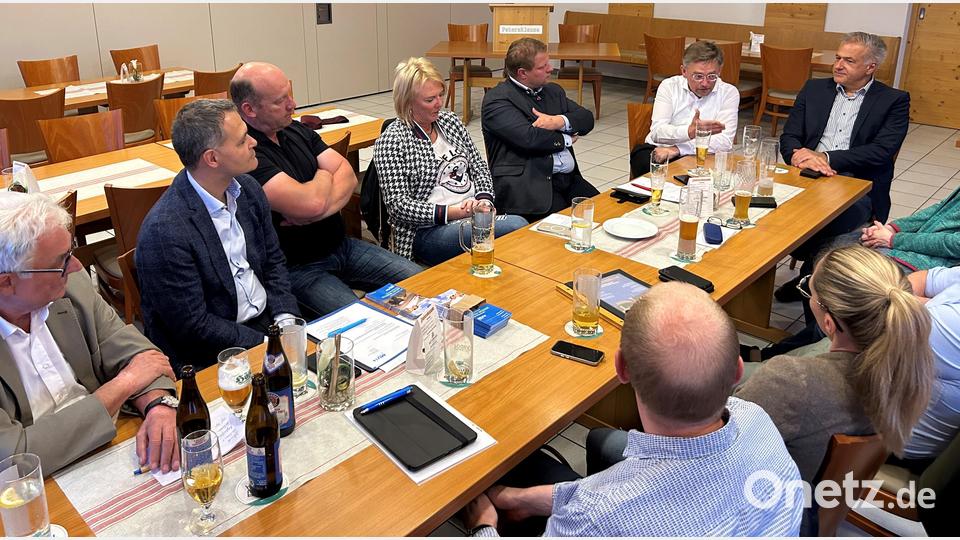 Landtagsabgeordneter Tobias Reiß erläuterte während der Versammlung die angedachten Maßnahmen bezüglich der High-Tech-Agenda der bayerischen Staatsregierung, die in Kemnath und in Speinshart realisiert werden sollen. Bild: mez