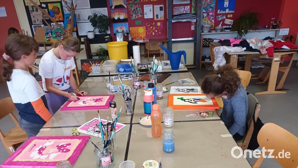 Beim Ferienmalkurs an der Mittelschule Kümmersbruck gestalten die Kinder Bilder mit Figuren von Walt Disney. Bild: kal