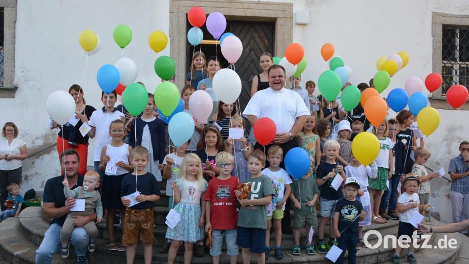 Über 50 Kinder ließen am Ende des Abschiedsgottesdienstes in Leonberg Luftballons in den Himmel steigen. Dem scheidenden Kaplan Daniel Schmid gefiel es sichtlich. Bild: jr