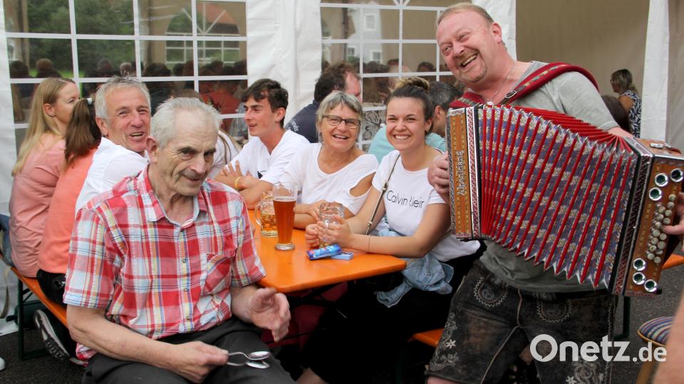 Markus Maier und der „Löffl-Girgl“ sorgen mit Musik und Gesang für Stimmung an den Tischen. Bild: Josef Böhm/exb