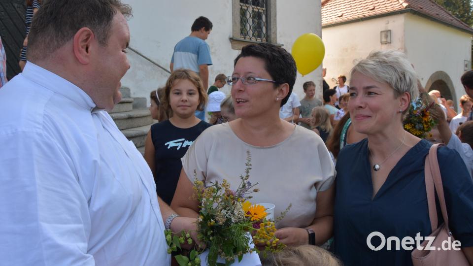Nach dem Abschiedsgottesdienst in Leonberg gab es noch die Gelegenheit für Gespräche mit Kaplan Daniel Schmid. Bild: jr