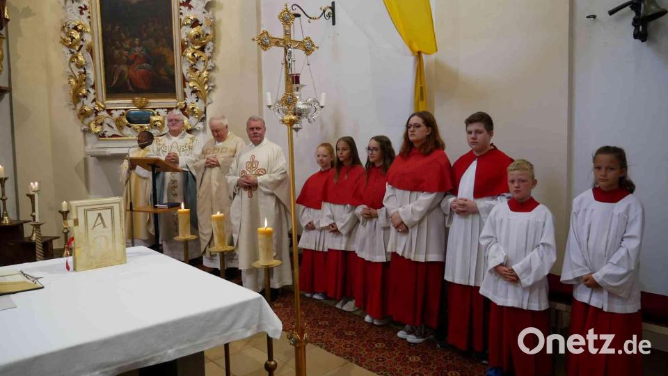 Die Festpredigt zelebrieren (von rechts) Pfarrer Theo Schmucker, Pfarrer Erwin Bauer, Festprediger Kolping-Diözesanpräses Pfarrer Karl-Dieter Schmidt aus Regensburg und Kaplan Basil. Bild: gz