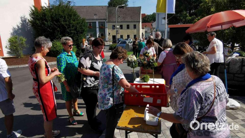 Nach der Festmesse bietet der Katholische Frauenbund Kräuterbüschl an. Bild: gz