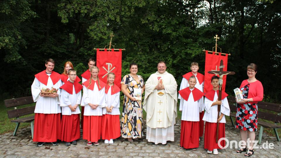 Kaplan Daniel Schmid mit Ministranten und Vertreterinnen des Seelsorgerats bei der Verabschiedung in Steinmühle. Bild: Seelsorgerat Steinmühle/exb