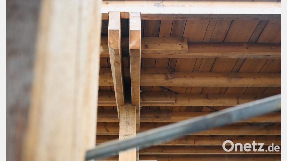 Für die massiven Dachträger mussten die Bäume zum Teil 50 Zentimeter dick sein. Bild: Hofbauer/exb