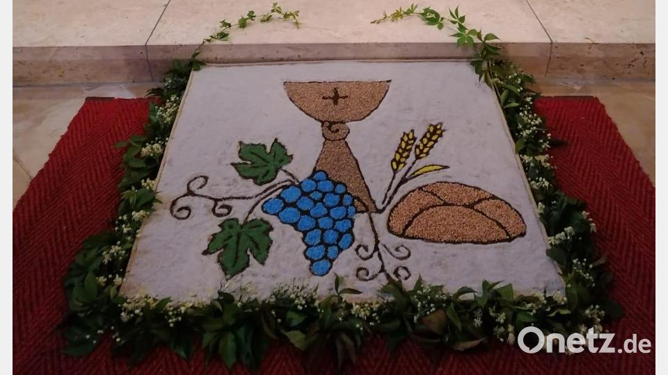 In der Kirche in Steinmühle wurde zur Verabschiedung von Daniel Schmid ein mit Blumen umrandetes Sandbild gelegt. Bild: Seelsorgerat Steinmühle/exb