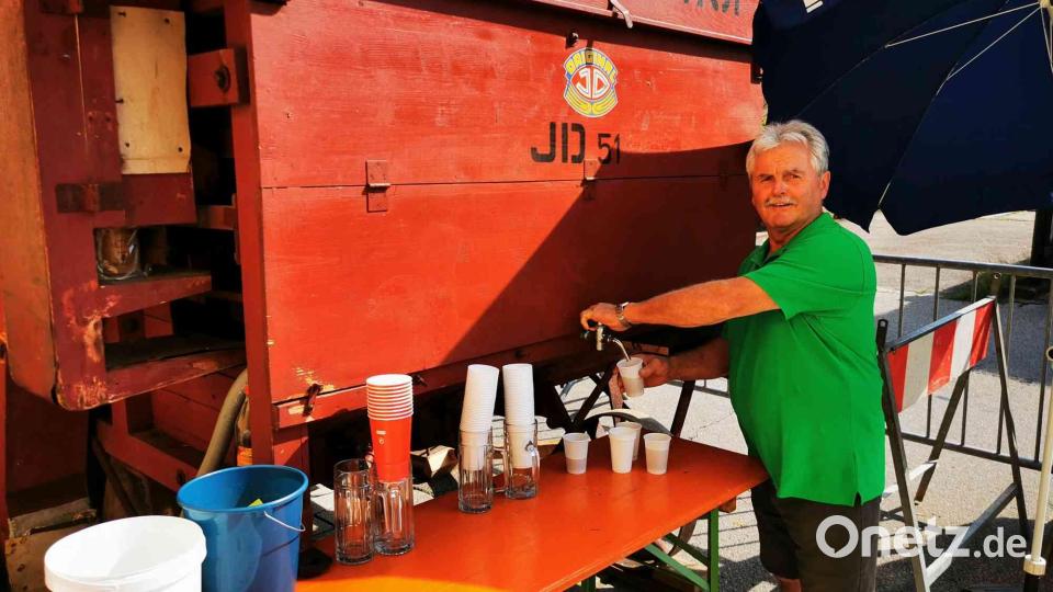 Der &quot;Feierer-Sepp&quot; (Josef Füssl) zapft beim Barthlmarkt die Dreschmaschine an. Archivbild: gz