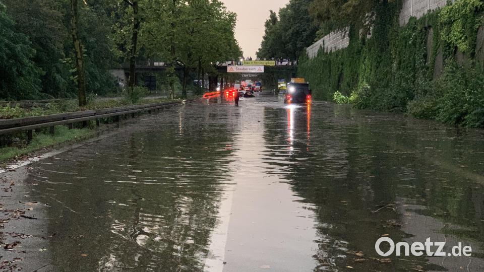 Der Frankenschnellweg in Nürnberg ist nach Starkregen vor einer Brücke unterspült. Bild: Johannes Neudecker/dpa
