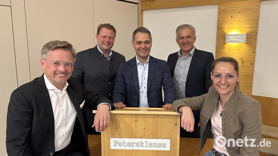 MdL Tobias Reiß, der Mitterteicher Bürgermeister Stefan Grillmeier, MU-Kreisvorsitzender Leonhard Zintl, Landrat Roland Grillmeier und Landtagskandidatin Stefanie Dippl (von links) stellten sich den Fragen der Mitglieder bei einer kleinen Podiumsdiskussion. Bild: mez