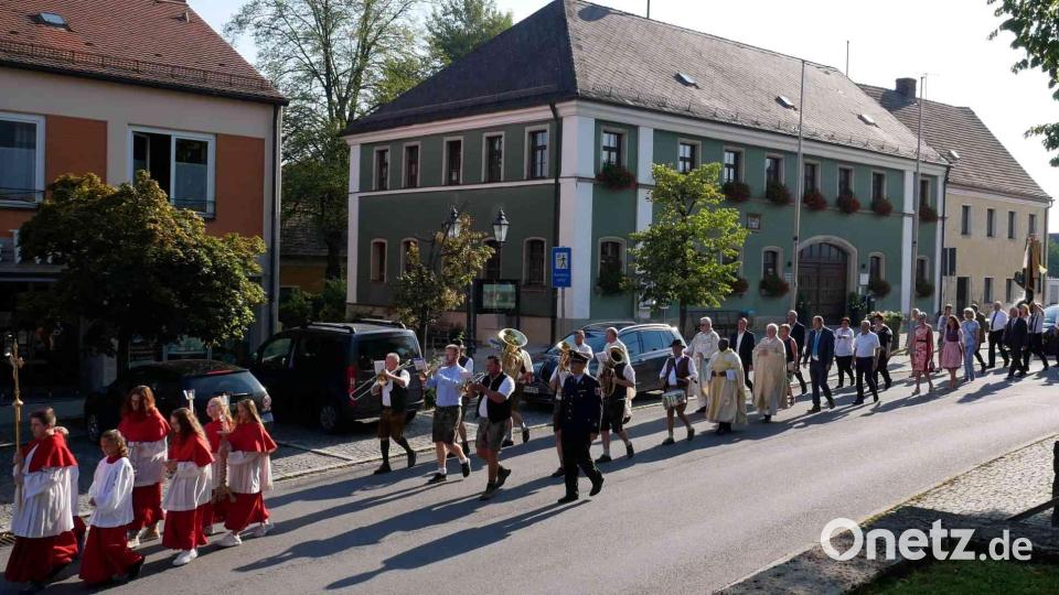 Den Kirchenzug führt musikalisch die für das Patrozinium formierte Kapelle &quot;Patroziner&quot; an. Bild: gz