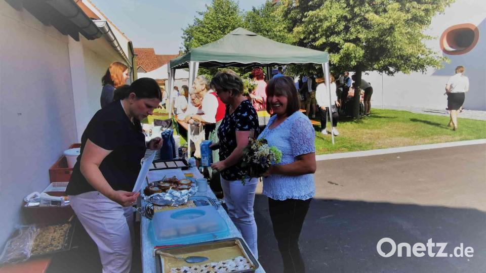 Die Kolpingsmitglieder servieren den Gästen Kuchen. Bild: gz