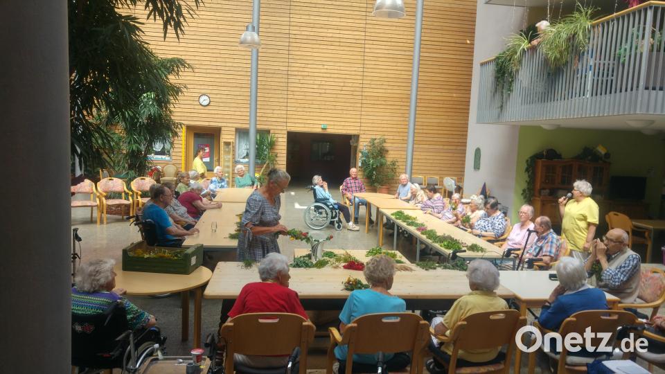 Im BRK Seniorenzentrum Kemnath Haus Falkenstein wurden vor Maria-Himmelfahrt viele Kräuterbuschen gebunden. Bild: Seniorenzentrum Kemnath/exb