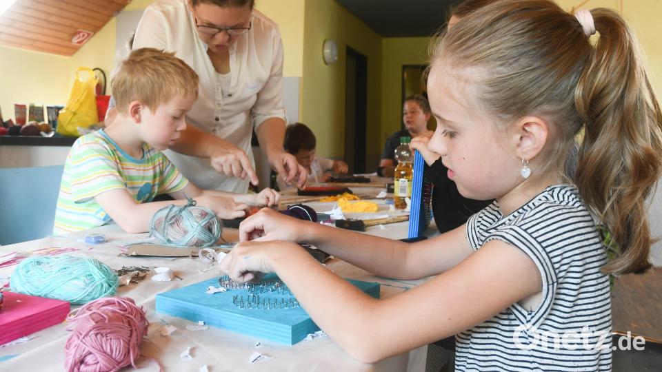 Beim Anfertigen der Nagelbilder ist Konzentration gefragt. Bild: Gabi Schönberger
