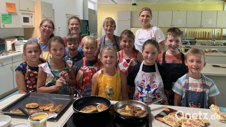 Sie sind mit ihren Kochergebnissen zufrieden. Bild: Simone Vetter/exb