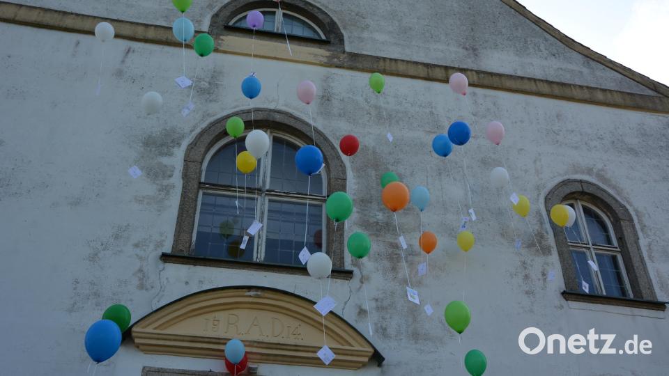 Die Luftballons beim Aufstieg vor der Kirche in Leonberg. Bild: jr