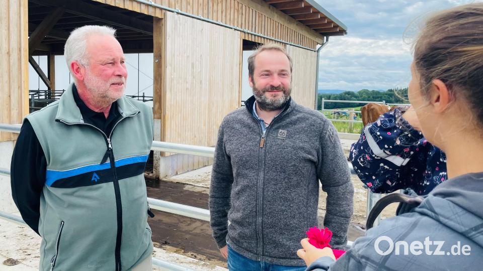 Julia Albang (rechts) führte Forstdirektor Alwin Kleber (links)) und Tierhaltungsberater Herbert Wendl (Mitte) durch den neuen Holzstall. Bild: Hofbauer/exb