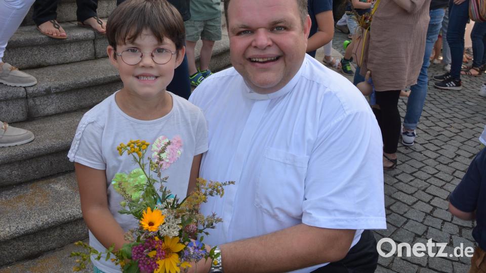 Lisa verabschiedete sich mit einem Blumengruß von Kaplan Daniel Schmid. Bild: jr