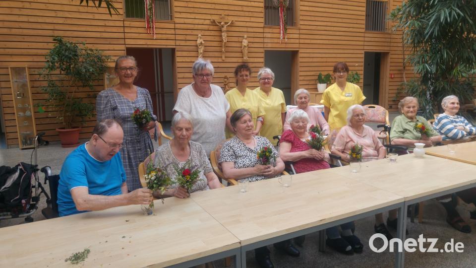 Kräuterbuschenbinden im Seniorenzentrum. Bild: Seniorenzentrum Kemnath/exb