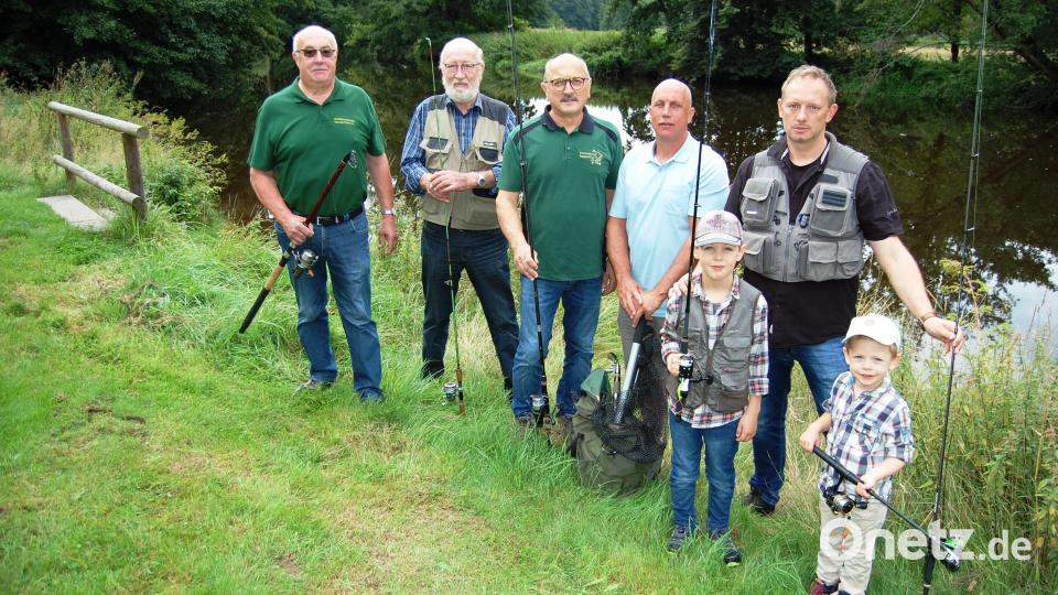 Der Kreisfischereiverein mit Vorsitzendem Hans Grundler (Dritter von links), seinem Stellvertreter Josef Wenzl (Vierter von links), mit Ehrenvorsitzendem Bernhard Weiß (links) und Ehrenmitglied Georg Rebl (Zweiter von links) feiert das 70-jährige Gründungsjubiläum. Mit auf dem Bild ist Tobias Müller (rechts), der künftige Jugendwart der geplanten Jugendgruppe des Kreisfischereivereins. Bild: sm