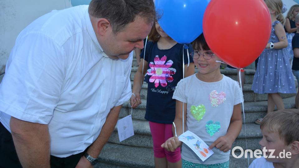 Kinder gestalteten Grußkarten, die an die Luftballons gehängt wurden. Bild: jr