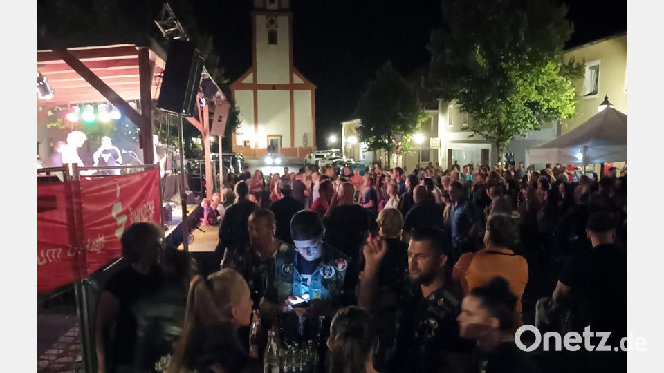 Die Rockfans zieht es nach Winklarn. Am oberen Marktplatz herrscht Festivalstimmung. Bild: amö