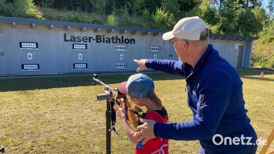 Unter Anleitung durften die Kinder am Biathlon-Laser-Schießstand üben. Bild: SLZ Silberhütte/exb