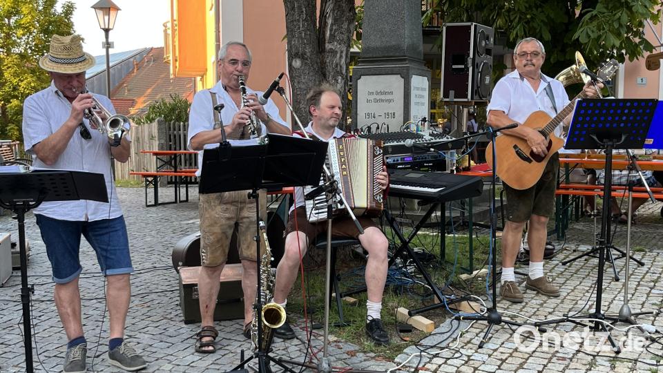 Auch die traditionelle Blasmusik wie die "Boarischen Oberkrainer" dürfen natürlich nicht fehlen . Bild: sns