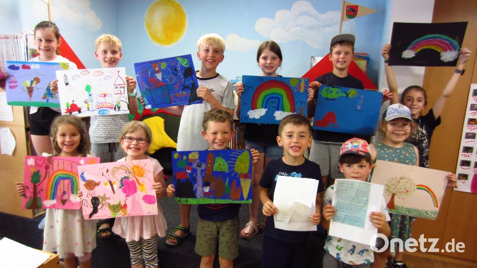 Stolz zeigen die Kinder ihre Meiserwerke. Bild: exb/Bücherei