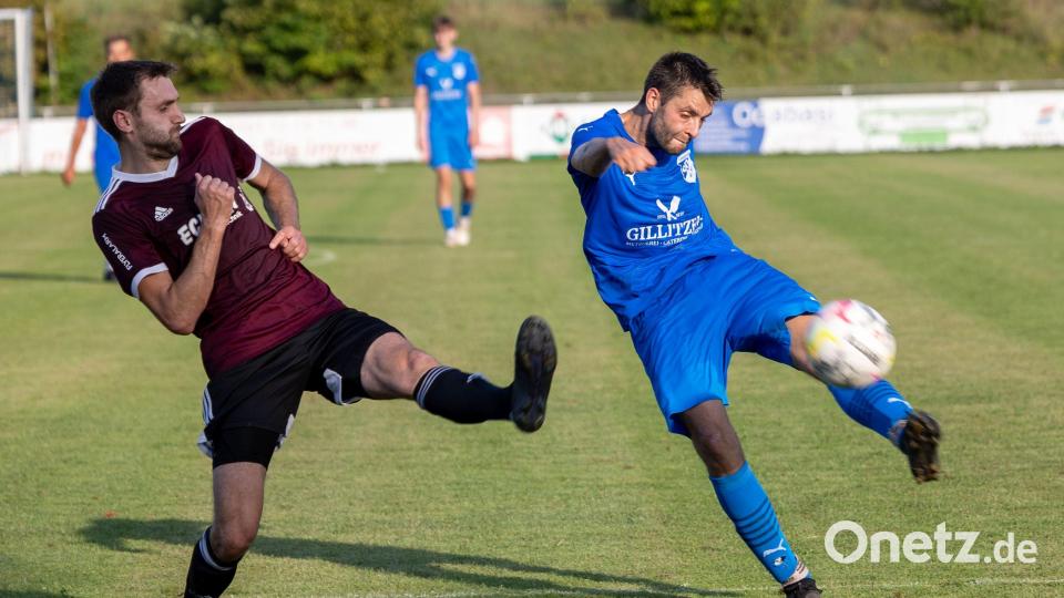 Stefan Lindner (links) vom FC Wernberg machte gegen Schwarzhofen ein starkes Spiel. Hier versucht er einen Schuss von Johannes Fleischmann zu blocken. Bild: Günter Uschold