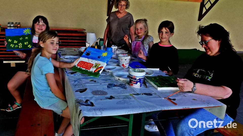 Dann malten sie ihre gehörten Erlebnisse auf Leinwand mit Acrylfarben und kleinem Pinsel. Bild: R. Kreuzer
