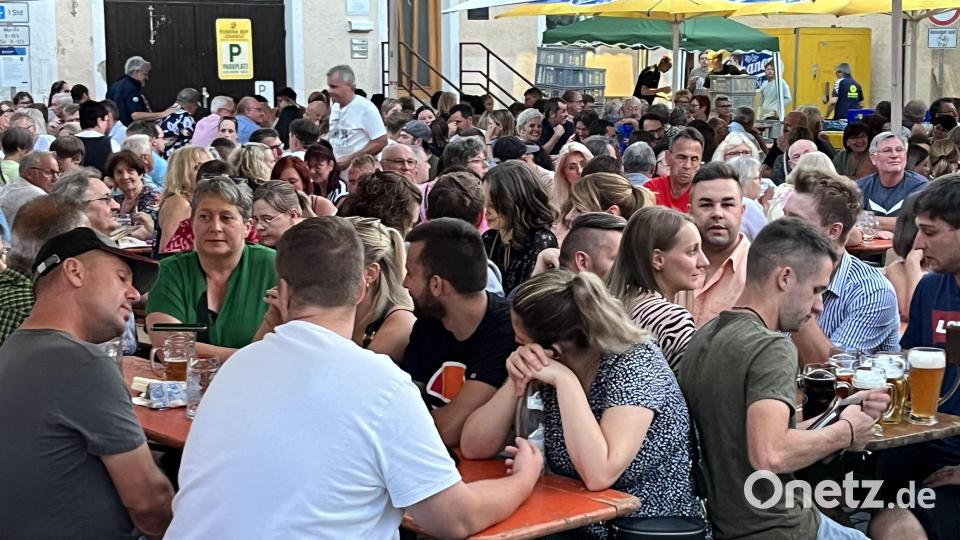 Überall wohin man schaut: Vollbesetzte Bänke . Bild: sns