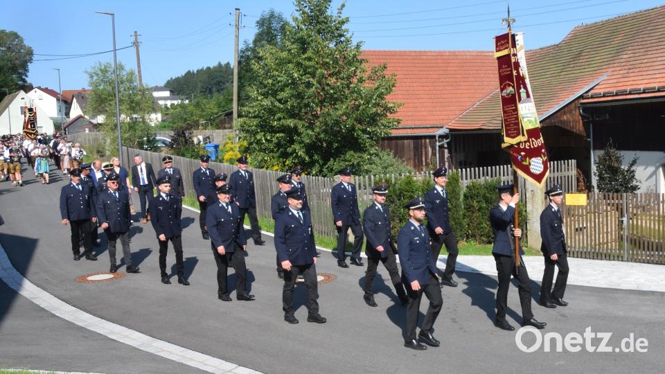 Von der Kirche aus bewegt sich der Zug mit der Feuerwehr Edeldorf an der Spitze zur Dorfmitte. Bild: fz