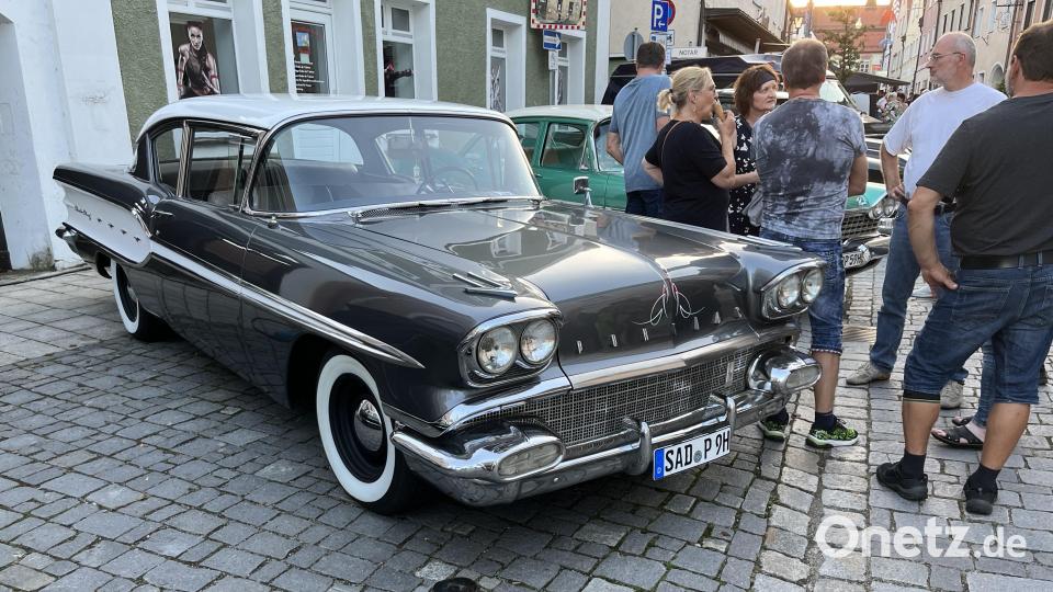 Dieser Pontiac, Baujahr 1958, erfreut das Herz zahlreicher Oldtimerfreunde in der Hauptstraße. Bild: sns