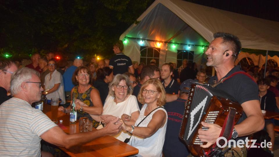Bluetooth macht&#039;s möglich. &quot;Sommerwind&quot; Stefan begibt sich unter die Gäste und heizt die Stimmung an. Bild: fz