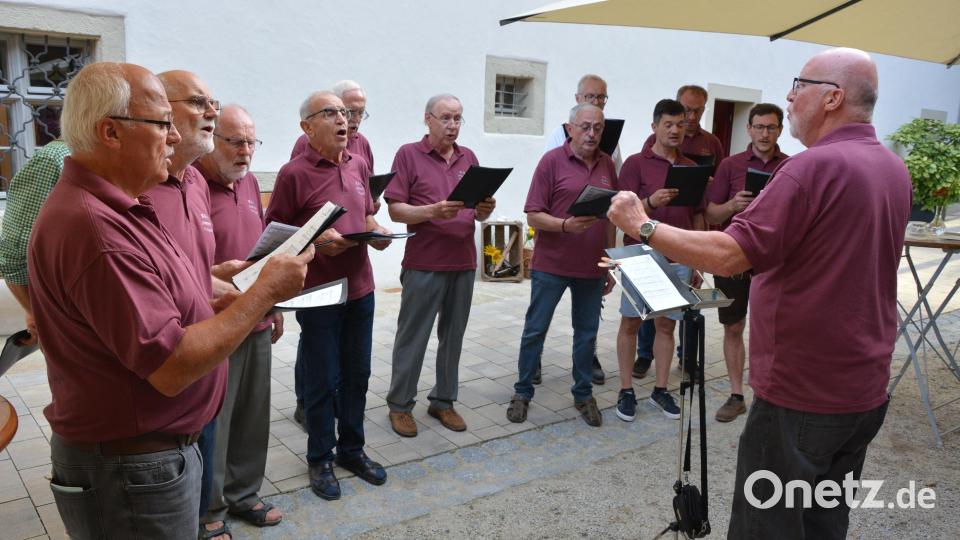 Der Männergesangverein Konnersreuth mit Chorleiter Josef Wölfl beim Auftritt beim 20. Weinfest im Schafferhof. Später gab es mit den „Höidlbrummern“ gemeinsame Auftritte, sehr zur Freude der vielen Besucher. Bild: jr