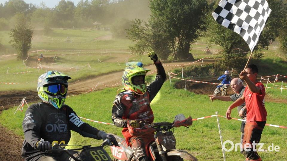 Zieldurchfahrt nach drei Stunden plus Wässerungspause. John Engelhard winkt den Sieger Tom Mühbauer (Nr. 115) ab. Bild: gf
