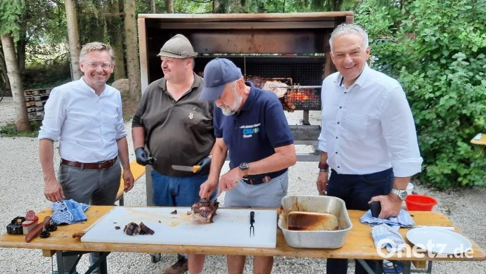 MdL Tobias Reiß (von links), Zweiter Bürgermeister Michael Sticht, Rudi Rubenbauer und Landrat Roland Grillmeier beim Zerlegen der Sau vom Spieß. Bild: CSU Ebnath/exb
