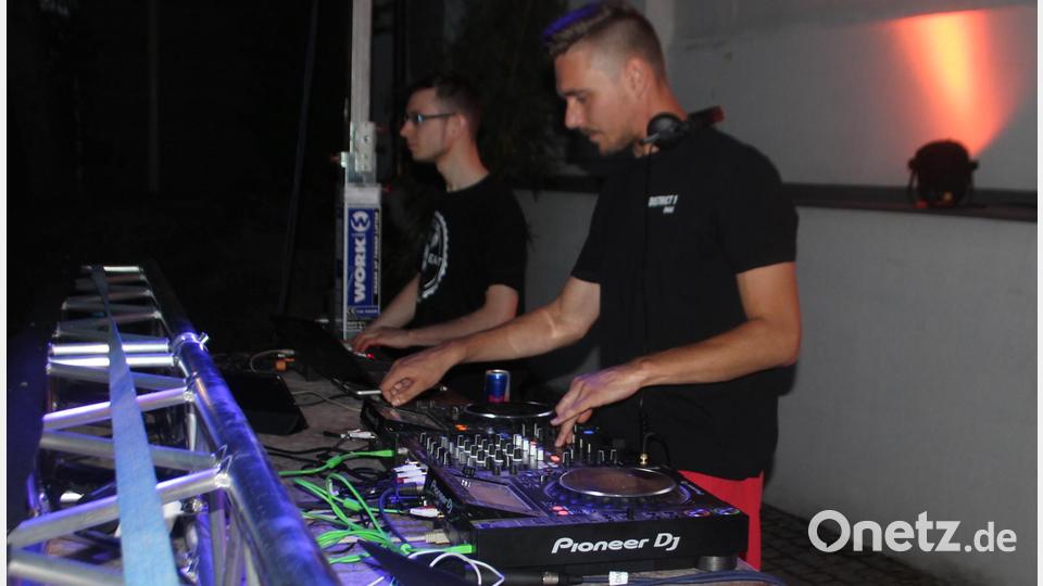 Auch die DJ´s legen sich bei der Opening Party am Freitag mächtig ins Zeug. Bild: sns