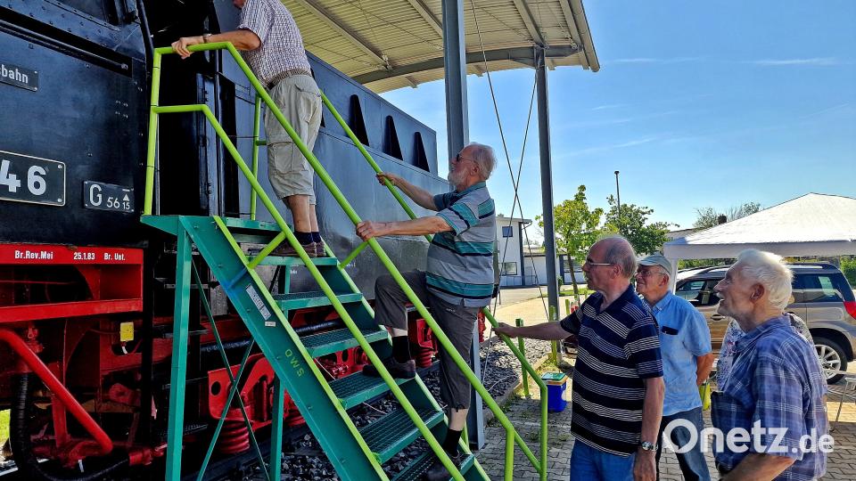 Beim "Tag der offenen Führerstands" der historischen Dampflok auf dem ehemaligen AW-Gelände in Weiden ist das Interesse groß. Bild: R. Kreuzer