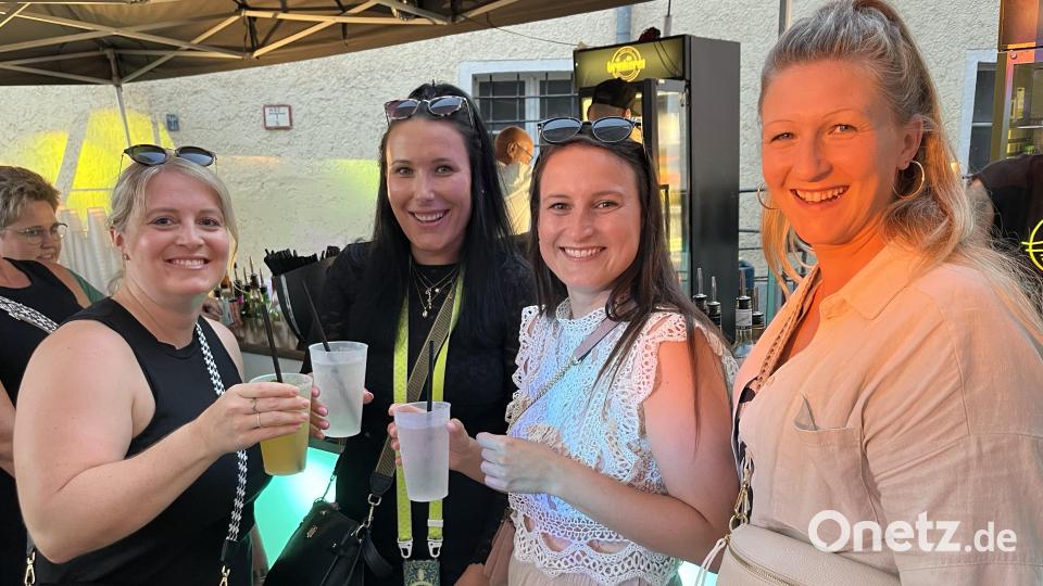 Kühle Cocktails und fröhliche Gesichter gibt's im Bürghof beim Cocktailstand. Bild: sns