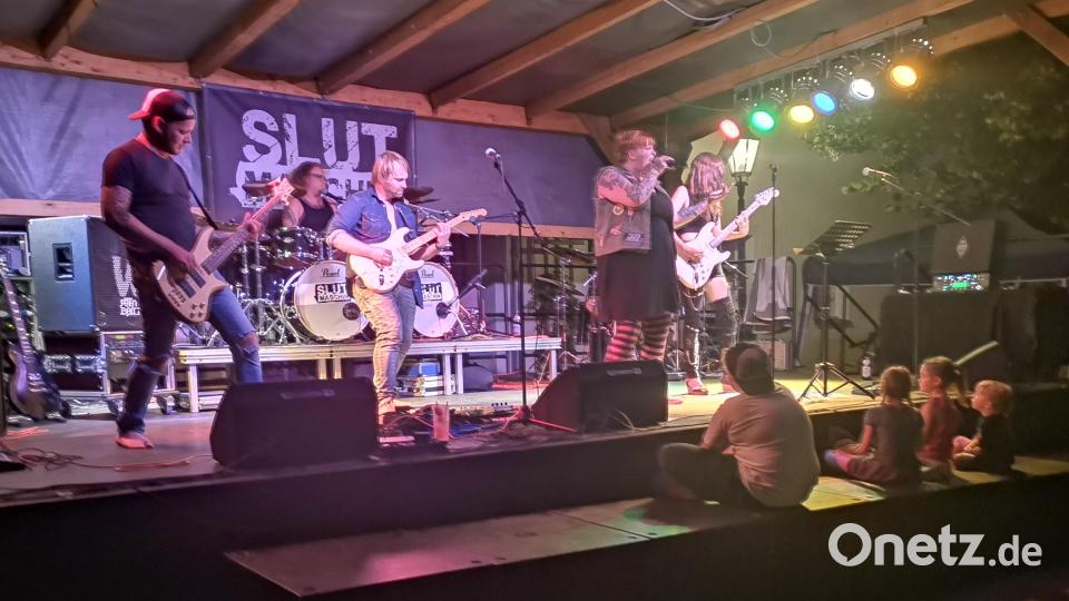 "Slut Maschin" meistert ihr viertes großes Konzert. Bild: amö