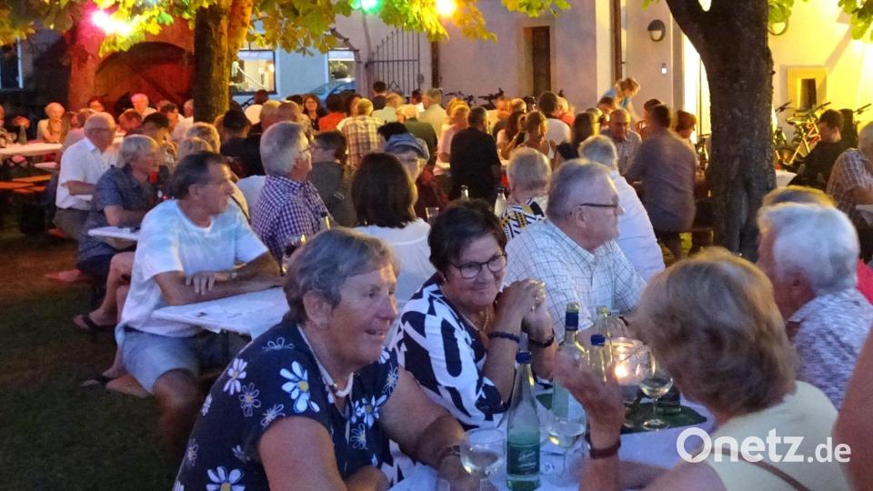 Der Pfarrgarten erwies sich als Idel für die Feier Feiern einer lauen Sommernacht Bild: hm