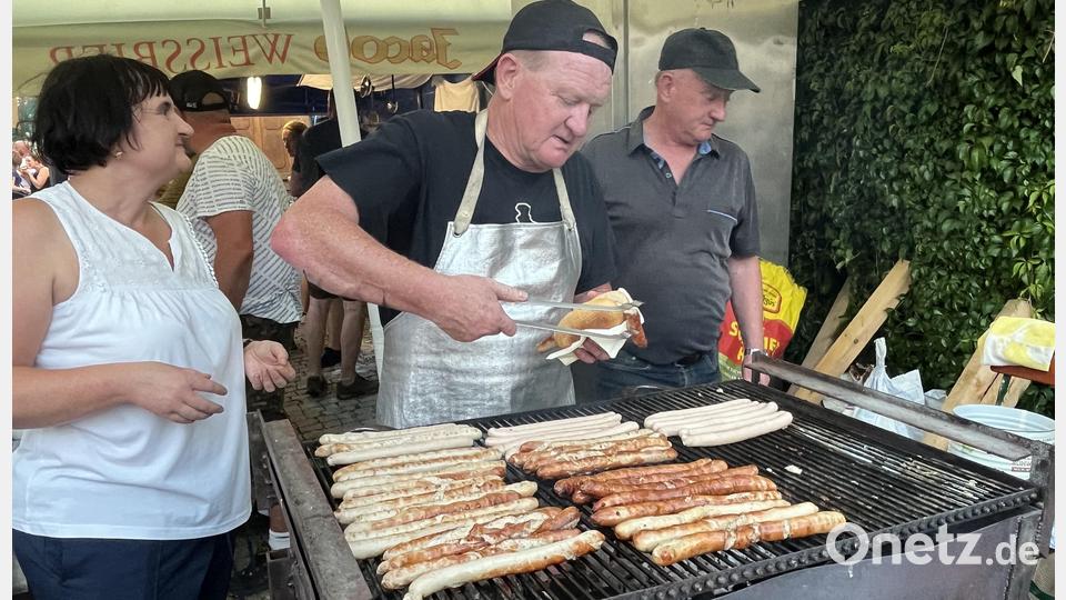 Eine "heiße Angelegenheit" bei diesen sommerlichen Temperaturen ist der Grill mit den leckeren Bratwürsten. Bild: sns