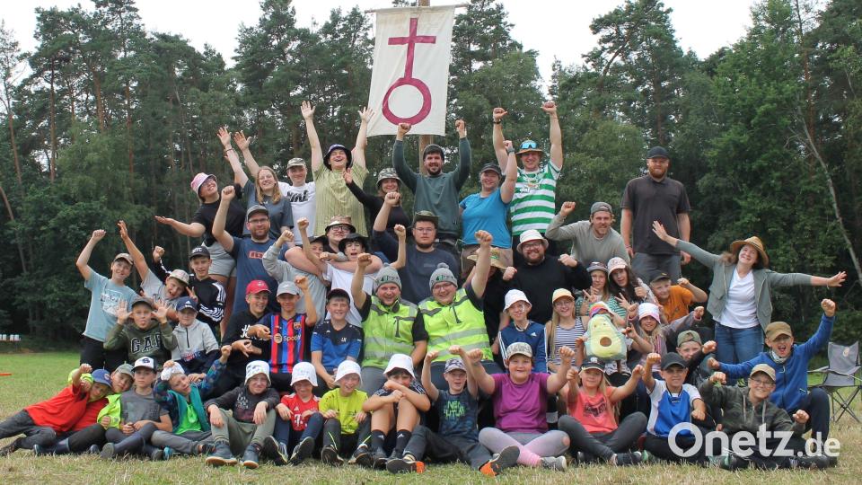 Die Kinder und ihre Betreuer vergnügen sich auf der Wiese bei Gressenwöhr. Bild: bk